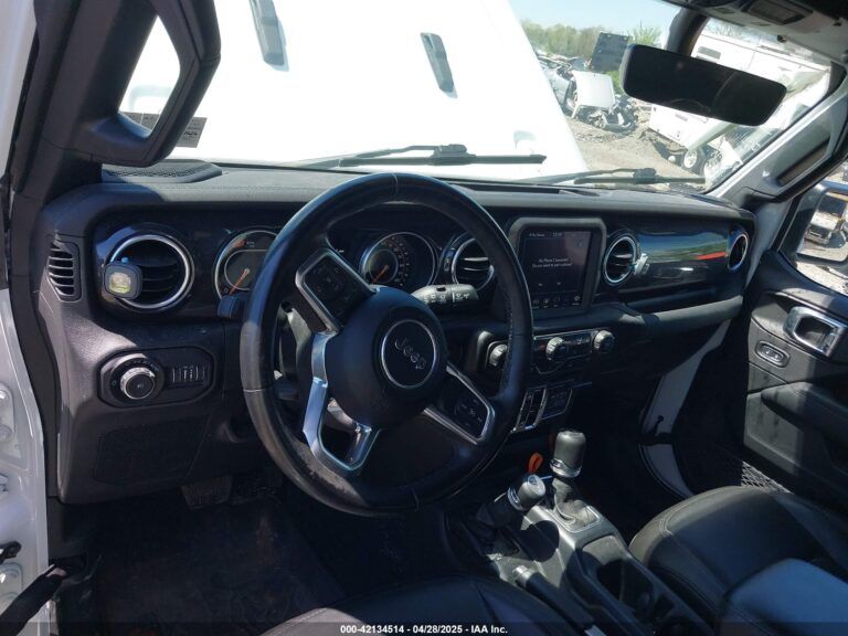 1C4HJXEN2MW528137-18