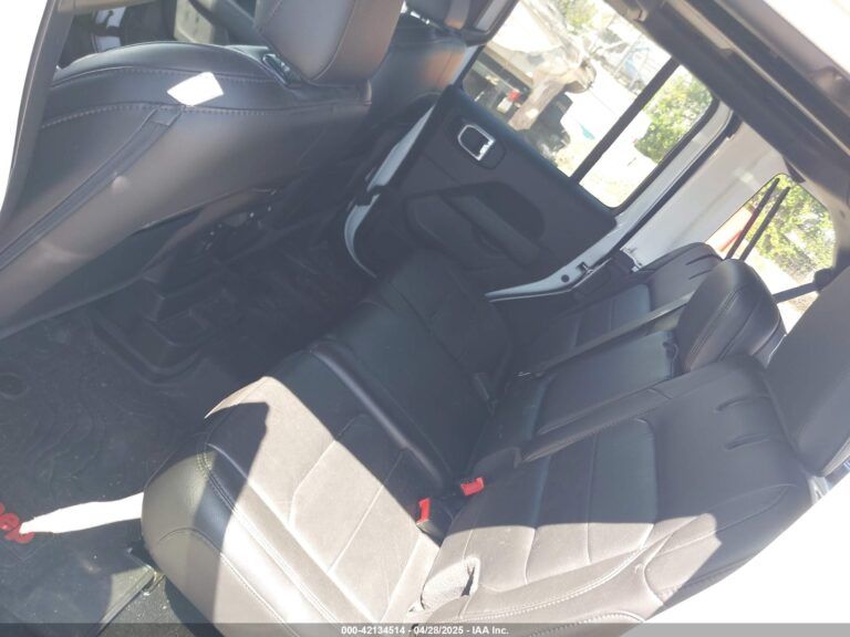 1C4HJXEN2MW528137-21